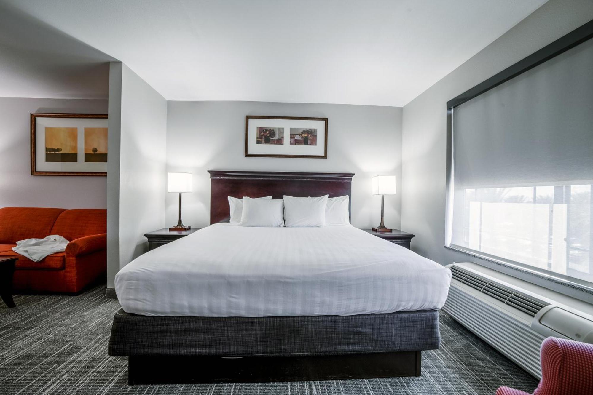 Country & By Radisson, At Mills, Ca 3*