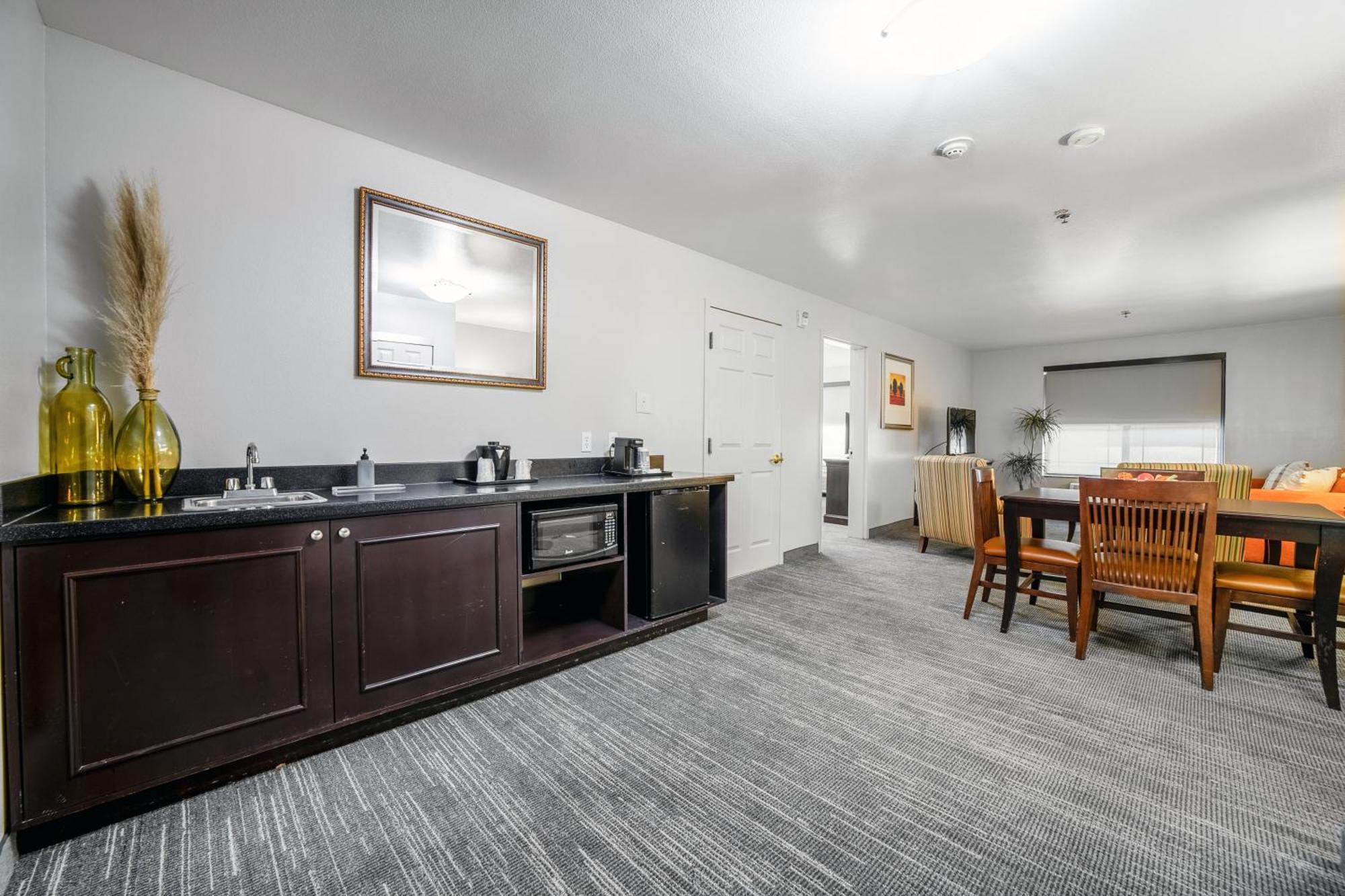 Hotel Country & By Radisson, At Mills, Ca 3*