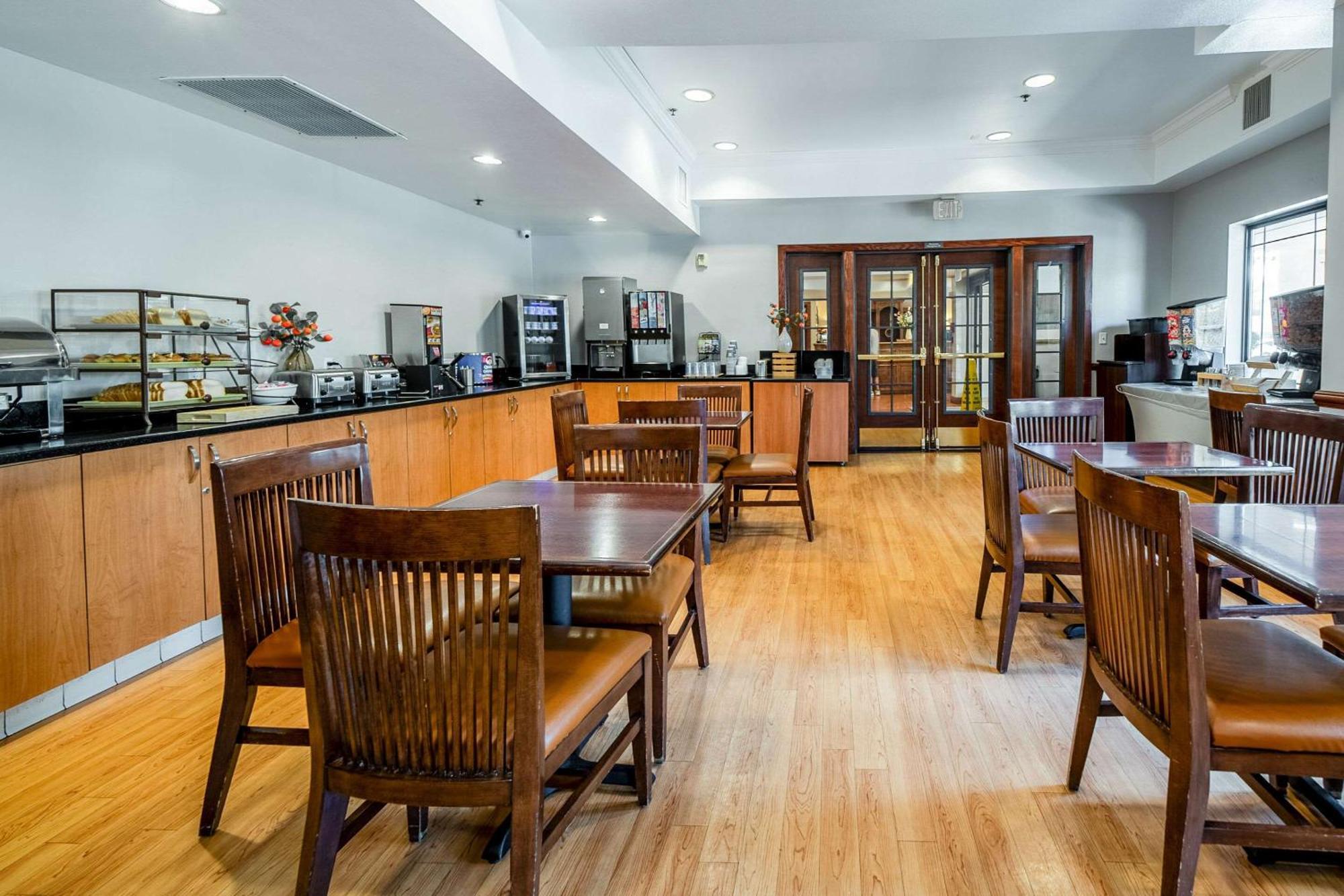 Country & By Radisson, At Mills, Ca 3* Ontario