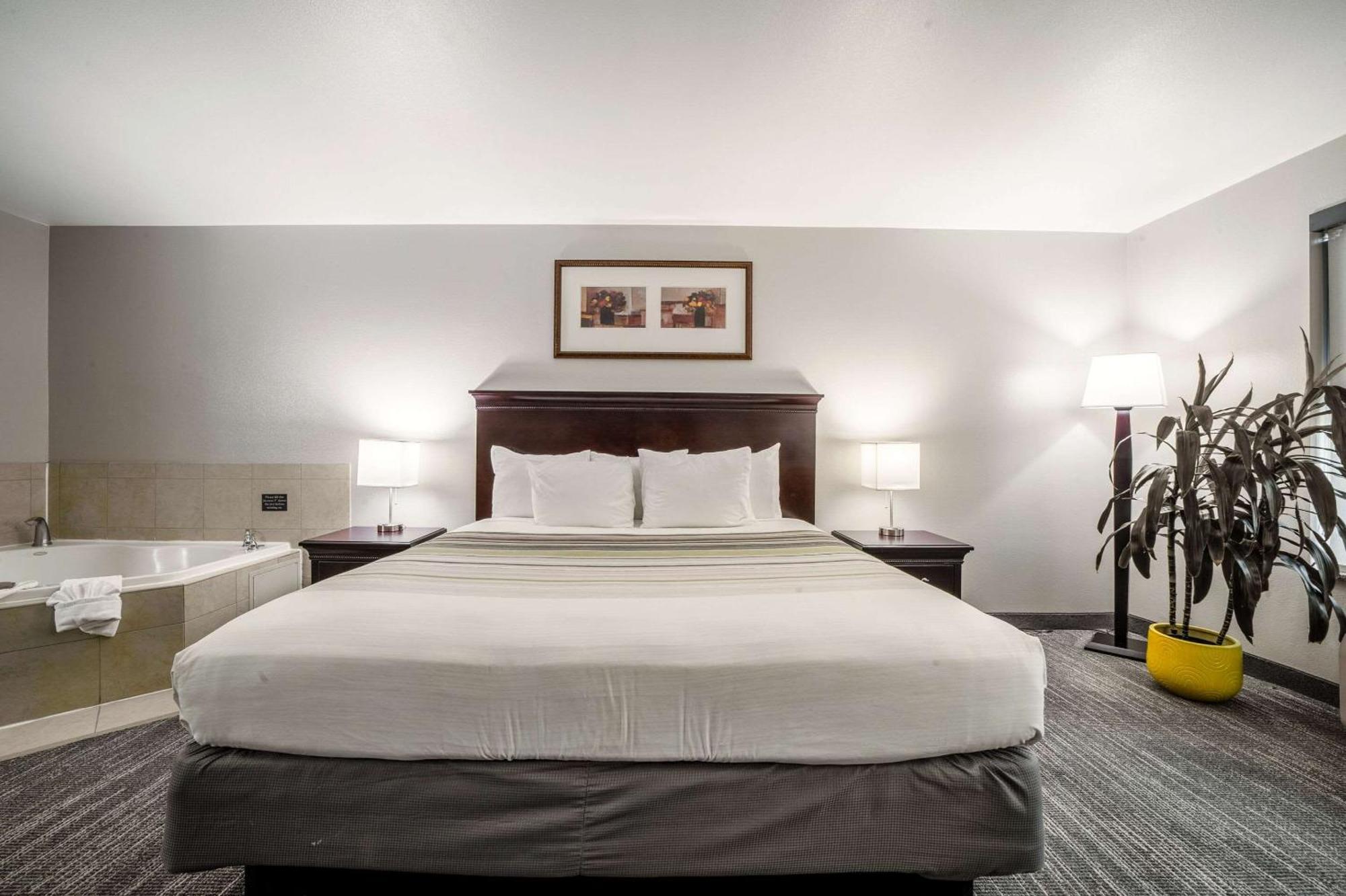 Country & By Radisson, At Mills, Ca 3*