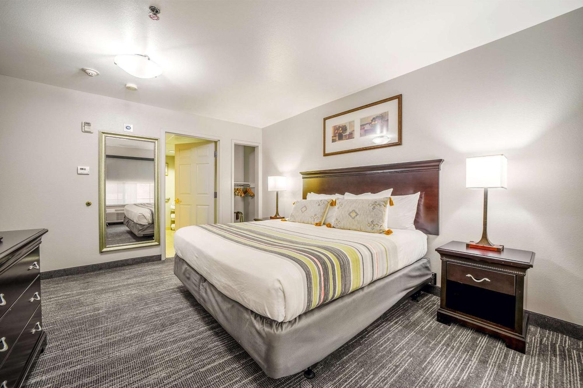 Country & By Radisson, At Mills, Ca