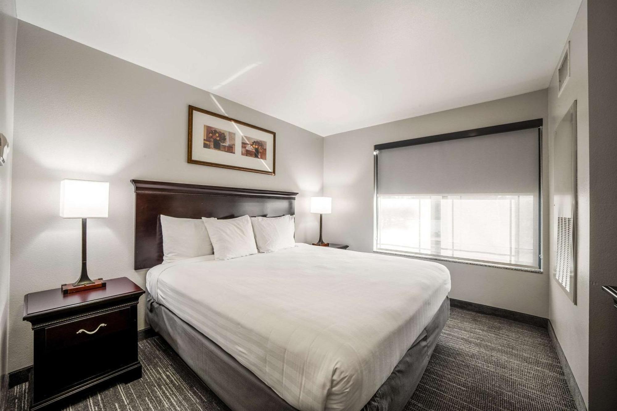 Country & By Radisson, At Mills, Ca