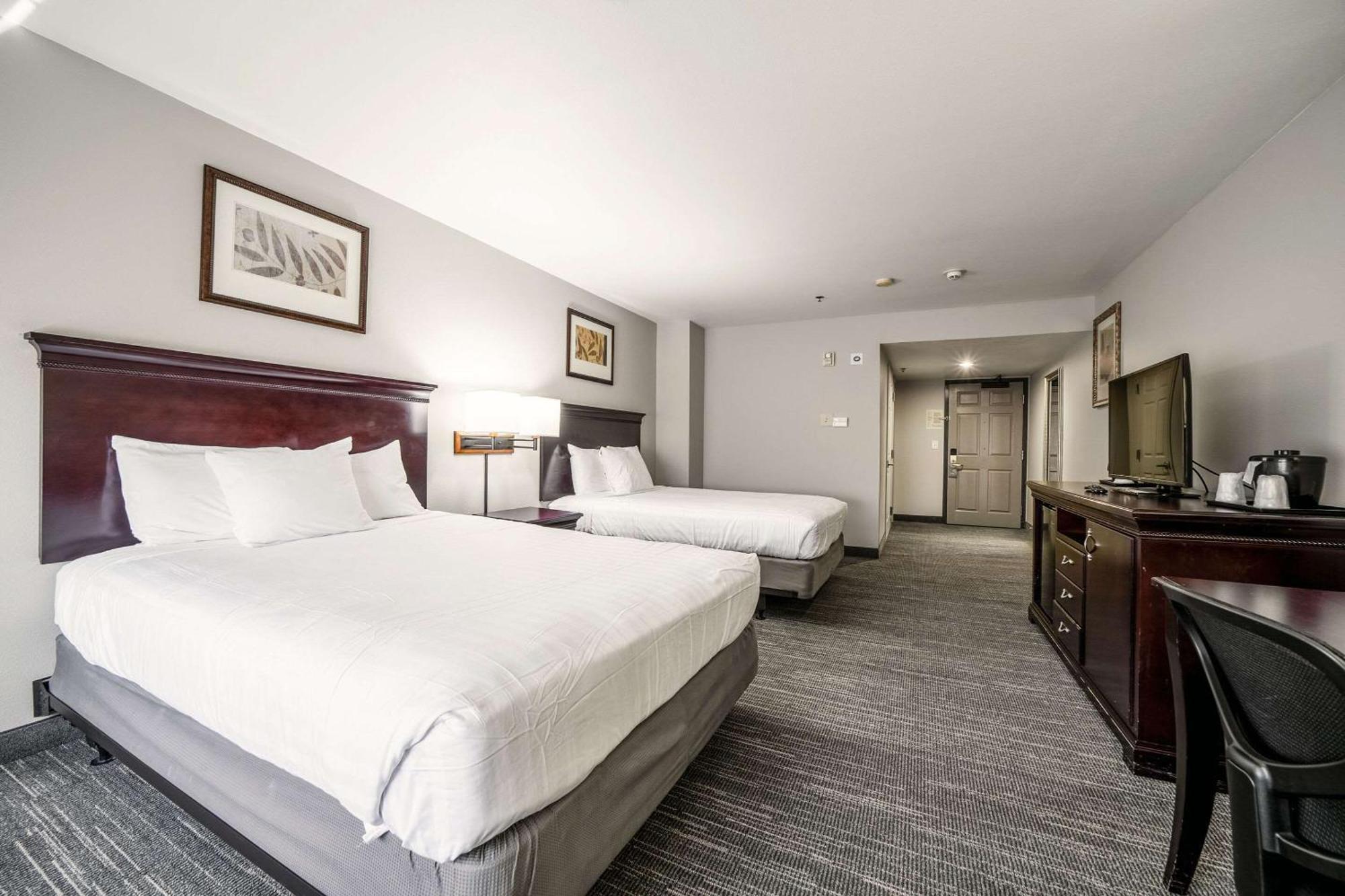 Hotel Country & By Radisson, At Mills, Ca Ontario