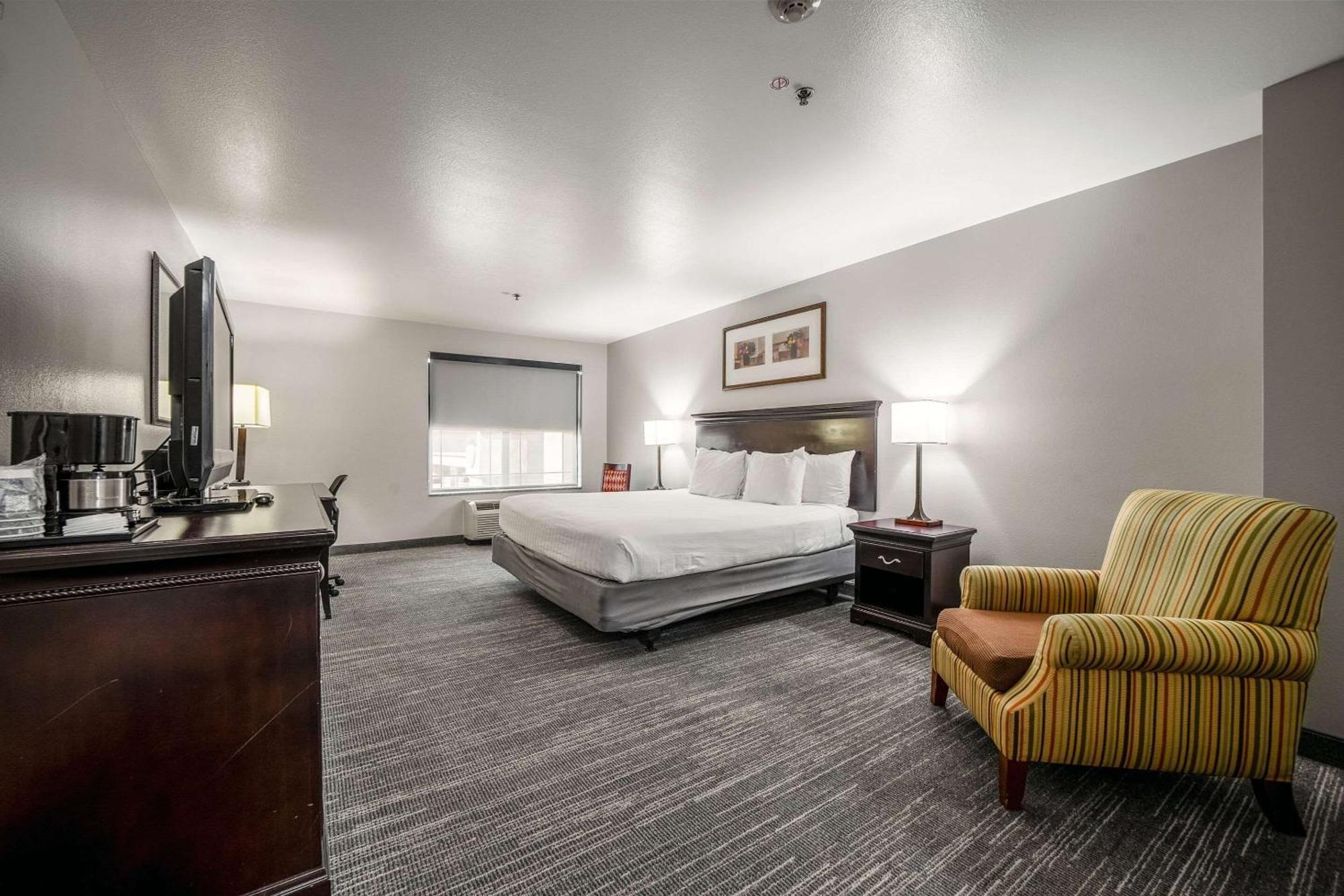 Hotel Country & By Radisson, At Mills, Ca