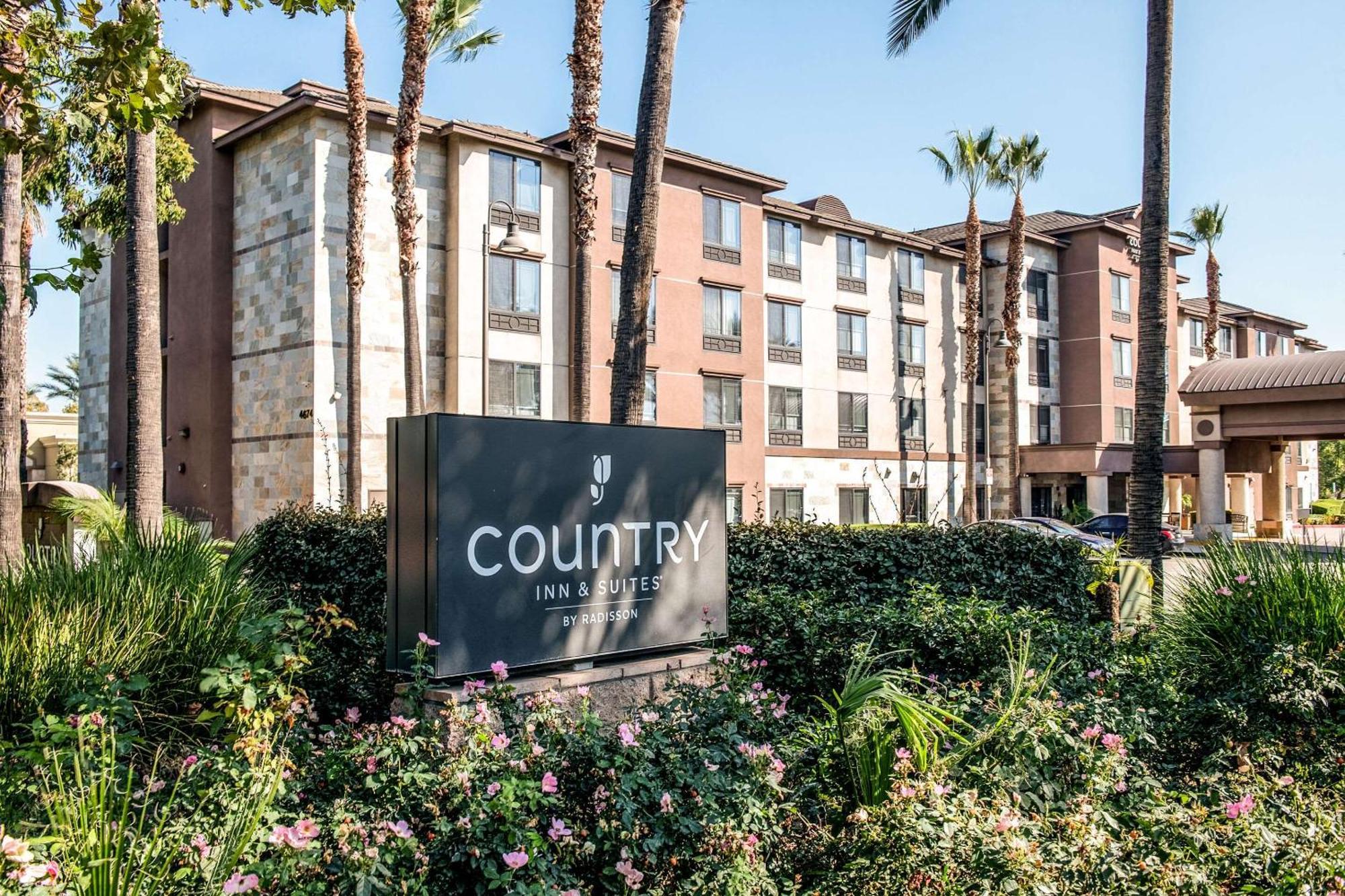 Hotel Country & By Radisson, At Mills, Ca