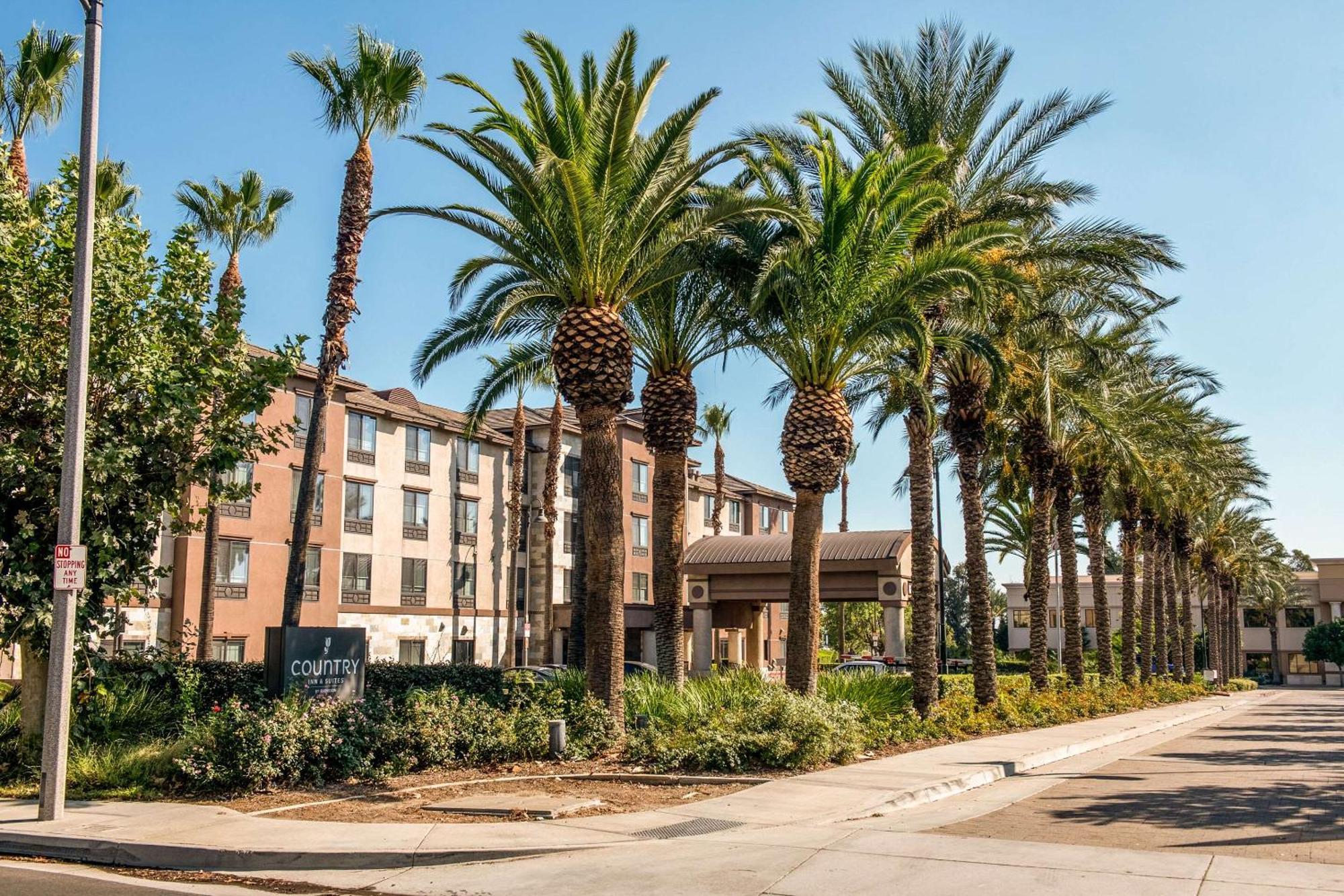 Country & By Radisson, At Mills, Ca 3*