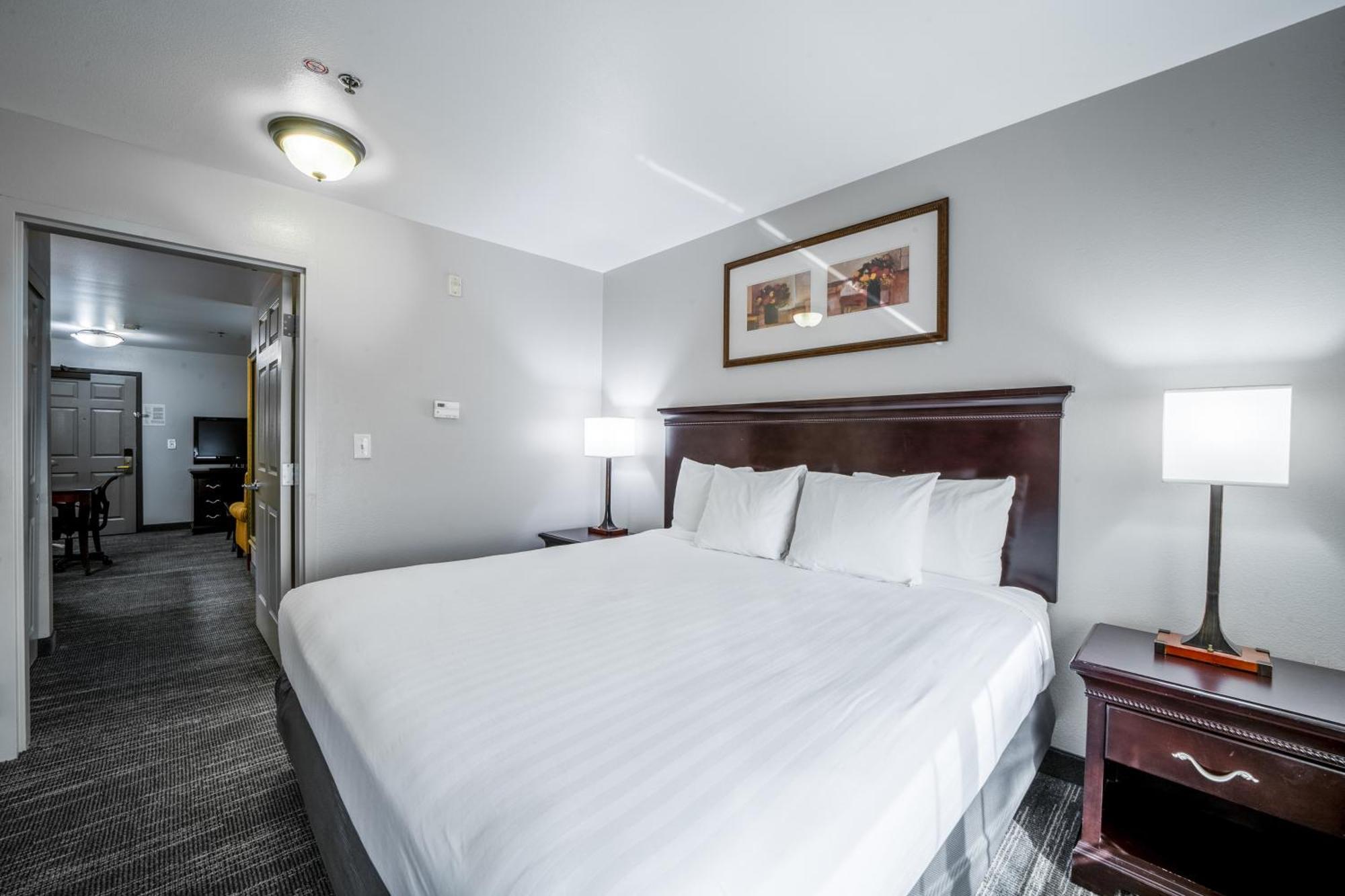 Country & By Radisson, At Mills, Ca 3*